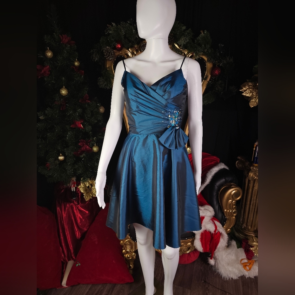 Mari Lee by Madeline Garder Iridescent teal cocktail dress w- rhinestones sz 1/2